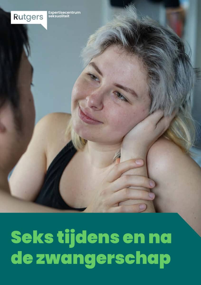 voorblad van de brochure 'seks tijdens en na de zwangerschap', met een foto van een vrouw die liefkozend wordt gestreeld over haar wang