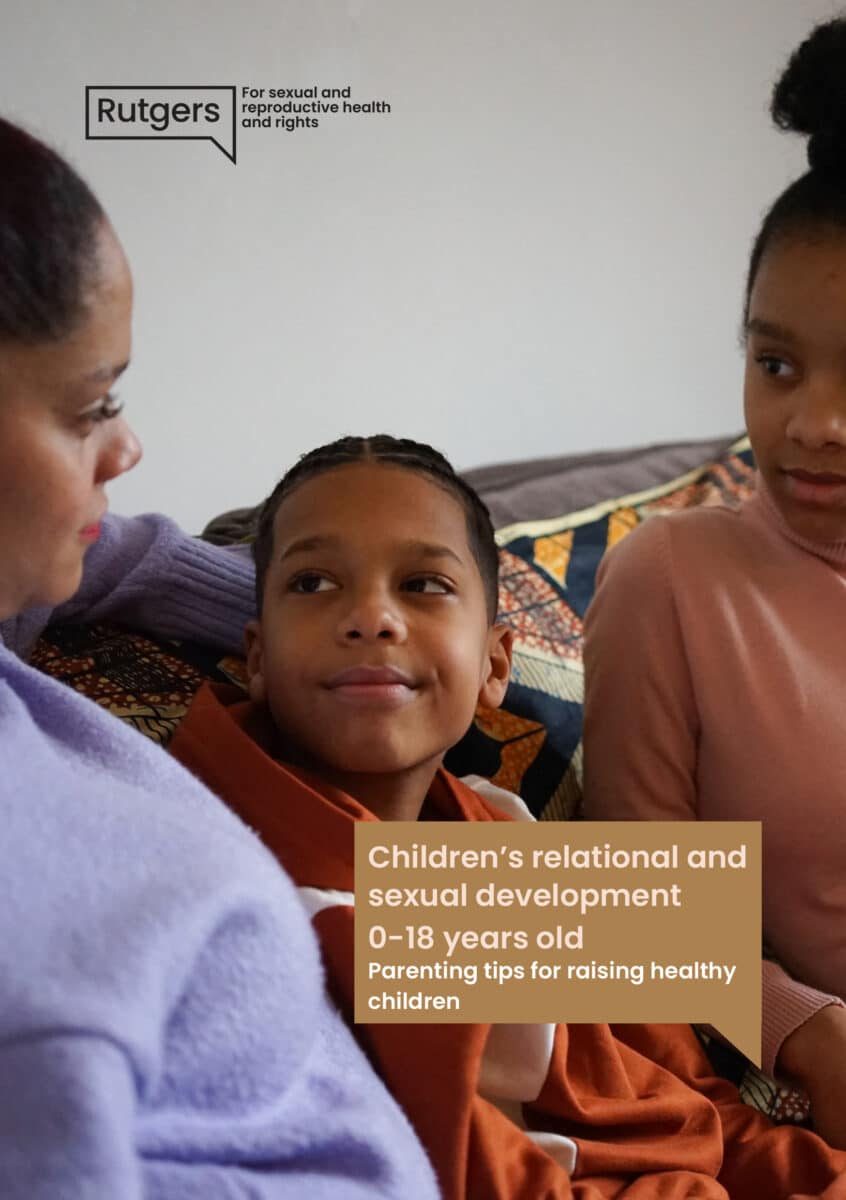 Brochure relationele en seksuele ontwikkeling 0-18 jaar in het Arabisch, met een foto van een moeder en twee kinderen