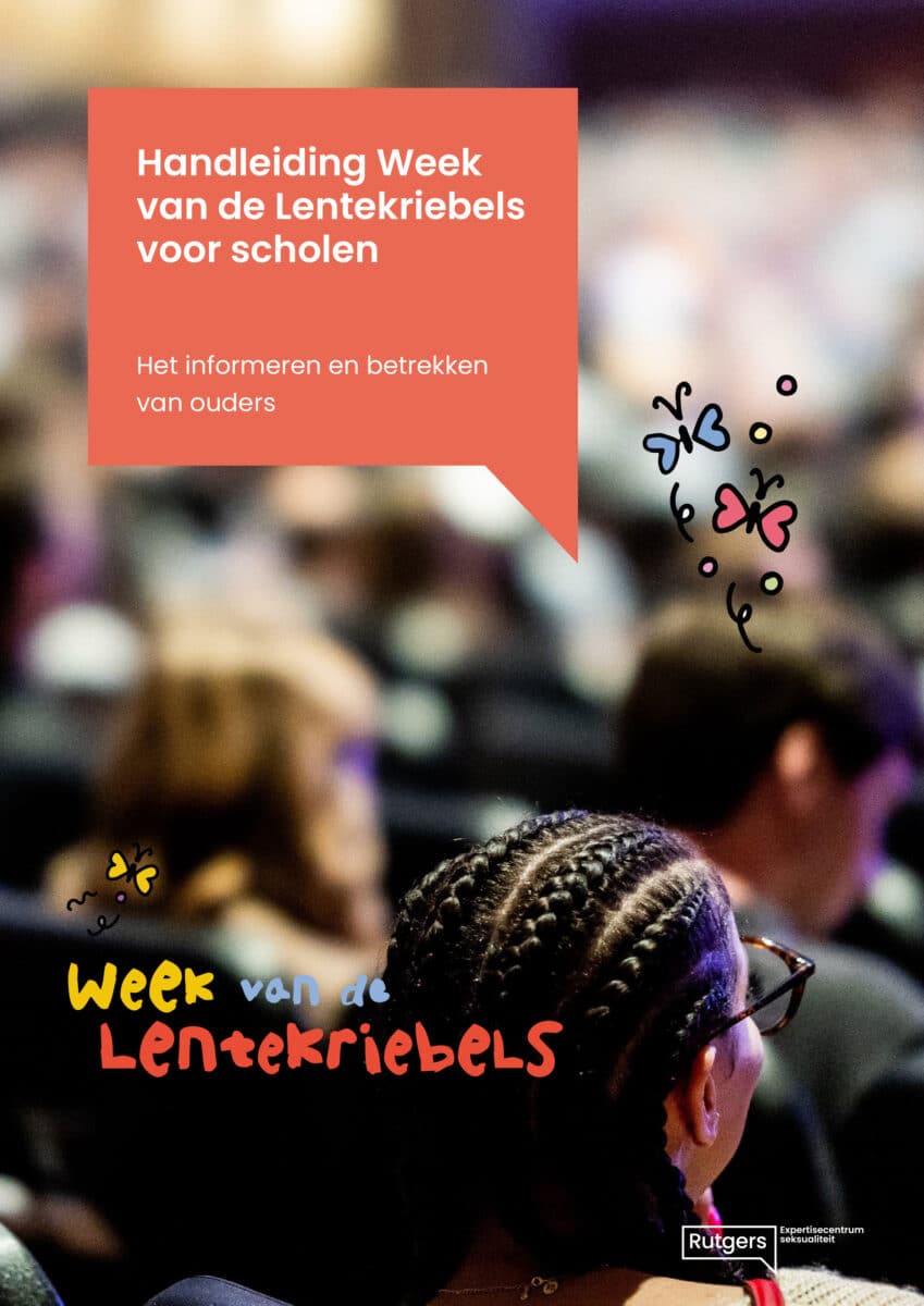 Een groep scholieren die in een zaal zitten, van achteren gefotografeerd, met als ondertitel ''Het informeren en betrekken van ouders''